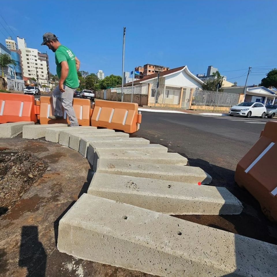 Presta -Tubos de Concreto, Meio Fio, Rotatria, Pavimentao Loteamentos - Chapec/SC -